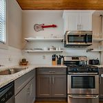 Charming Home - Near Dt Pet Friendly
