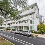 Trendy Apt For 8 In Highly Walkable Neighborhood