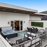 Luxe Getaway With Hot Tub