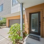 Walk & Bike-Stunning Natural Light! 13 Mins To Downtown