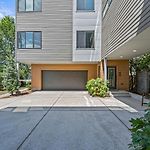 Walk & Bike-Stunning Natural Light! 13 Mins To Downtown