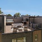 Nashville Getaway Rooftop Views & Modern Comfort
