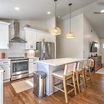 Dream Sylvan Park 4 Bed 3 Bath, Lush Outdoor Area