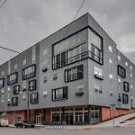The Houston Flat - Monthly Furnished Rental! By Stay Local Nashville
