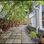 Peaceful Private Cottage, Walk To Park & 5 Mins To Downtown