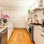 Luxury Retreat: Rooftop Hot Tub Double Deck & Game Room