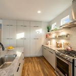 Luxury Retreat: Rooftop Hot Tub Double Deck & Game Room