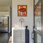 Minutes To Broadway Chic Newly Built 4Bdr W Balcony 98 Degrees By Avantstay