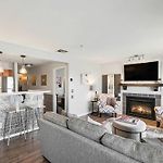 Riverfront Charm - A Scenic Downtown Stay For 6