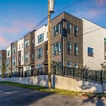 Game Room & Rooftop Deck At Downtown Nashville