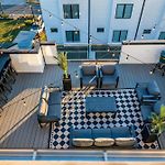 Rooftop Hot Tub City Views Pac-Man Pool Table