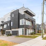 City View Home Only 1 Mile To Downtown With Garage And Rooftop