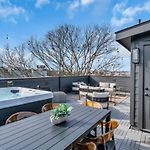 Luxe Urban Retreat - Private Rooftop Hot Tub Deck