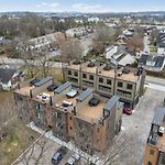 New Modern Nashville Escape With Rooftop Hot Tub