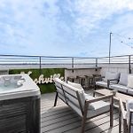 The Groovy Goodrich - Rooftop Hot Tub And City Views