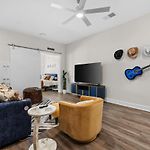 1Br Retreat Near Ryman With Gym Access
