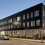 Dreamy Condo With Fireplace, Rooftop, Gym, Parking, Sleeps 5 With King Bed, Sleeper Sofa, Hidden Bunk, Shared Rooftop And Gym, Free Dedicated Parking, Minutes To Broadway, Five Points & Grand Ole Opry, 24 Hr Hospitality