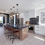 Enchant - Stunning City Views - Modern Luxe