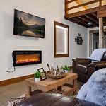 The Den At J-Barn - Secluded Retreat