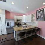 2-Bedroom Condo Unit With Free Parking & 2 King Beds