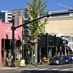 Twin Belmont Homes W 8 King Rooms 4 Living Rooms Sleep Up To 24 Guests Walk To Belmont & Vanderbilt Near Music Row The Gulch & 12 South 2 Miles To Broadway Smart Tvs Parking 24 Hr Hospitality