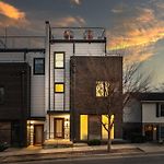 Luxury Retreat: Rooftop Hot Tub Double Deck & Game Room