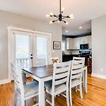 3 Bedroom Home- Huge Yard For Pets 4 Miles To Broadway