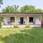 Nashoasis 10 Min To Dt, Gameroom, Huge Yard