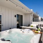 Skyline Hot Tub Retreat Walk To Honky Tonks