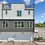 Nashville Townhouse With Rooftop & Modern Comfort