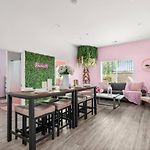 Nash Bash Retreat With Neon Sign & Sleeps 13
