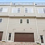 Modern Townhome W Rooftop Views Near Broadway