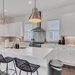 Trendy Townhome W Rooftop Views Near Broadway