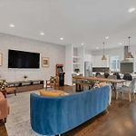Stylish Townhome W Rooftop Views Near Broadway