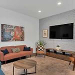 Stylish Townhome W Rooftop Views Near Broadway