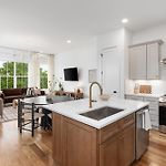 12 South Home With Rooftop Sauna And Wet Bar With 2 Car Garage