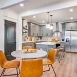 Beautiful Luxury Renovation 5 Minutes To Downtown