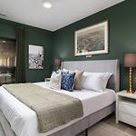 Condo With Pool Balcony And Garage Plus Walk To Downtown Broadway