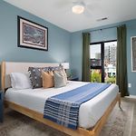Condo With Pool Balcony And Garage Plus Walk To Downtown Broadway