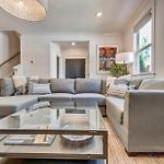Modern Two Townhomes Close To Downtown