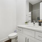 2 Trendy Townhomes W Rooftop Views Near Broadway