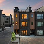 Multi-Level Retreat With Hot Tub And Rooftop Views