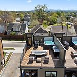 Stylish 3-Story Townhome Hot Tub & Fireplace