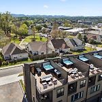 Stylish 3-Story Townhome Hot Tub & Fireplace