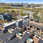 Trendy Townhouse Rooftop Hot Tub & Fireplace