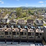 Elegant Townhome Rooftop Hot Tub & Fireplace
