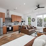 Condo 3 Miles To Downtown With Free Parking And Walk To Coffee