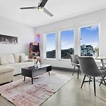 Nashville Retreat Pool, Gym, Rooftop Lounge & Free Parking