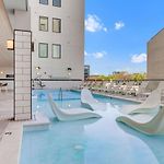 Boutique Studio With Pool Gym And Walk To Midtown