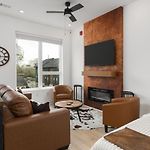 Condo 3 Miles To Downtown With Free Parking And Walk To Coffee
